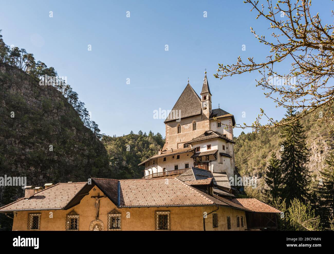 Das Heiligtum von San Romedio, das dem Heiligen Romedius gewidmet ist, liegt auf einem steilen Felsvorsprung in der natürlichen Landschaft des Val di Non, des Trentino Alto Adige, NOR Stockfoto Das Heiligtum von San Romedio, das dem Heiligen Romedius gewidmet ist, liegt auf einem steilen Felsvorsprung in der natürlichen Landschaft des Val di Non, des Trentino Alto Adige, NOR Stockfoto
