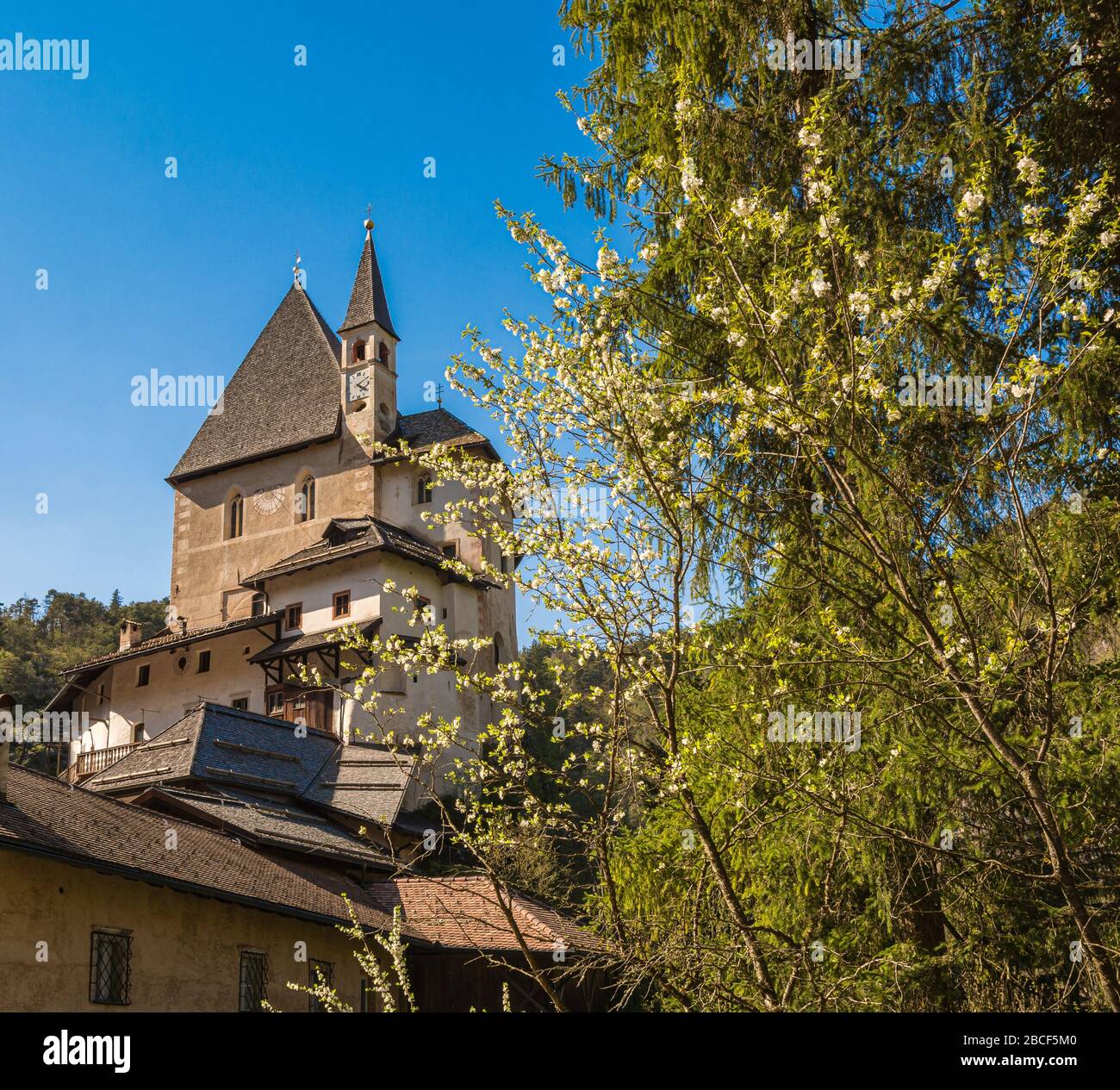 Das Heiligtum von San Romedio, das dem Heiligen Romedius gewidmet ist, liegt auf einem steilen Felsvorsprung in der natürlichen Landschaft des Val di Non, des Trentino Alto Adige, NOR Stockfoto Das Heiligtum von San Romedio, das dem Heiligen Romedius gewidmet ist, liegt auf einem steilen Felsvorsprung in der natürlichen Landschaft des Val di Non, des Trentino Alto Adige, NOR Stockfoto