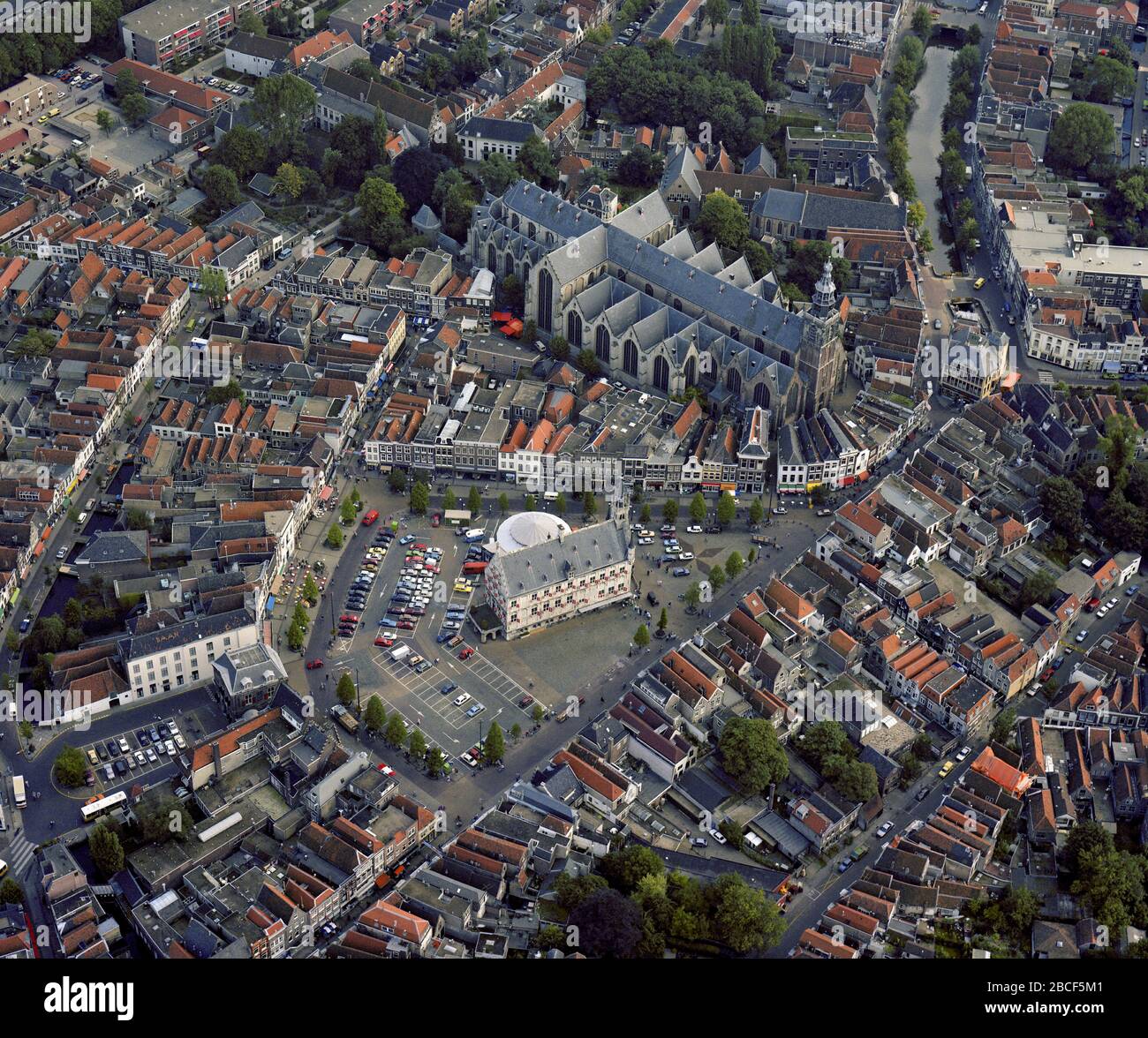 Gouda, Holland, 04. September 1986: Historisches Luftbild des Zentrums von Gouda mit Marktplatz, Rathaus und Sint Janskerk Stockfoto