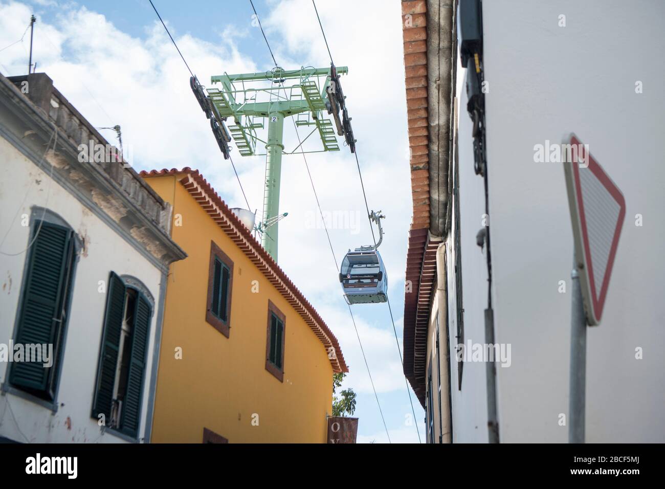 Die Seilbahn und Teleferico do funchal im Stadtzentrum von Funchal nachts auf der Insel Madeira in Portugal. Portugal, Madeira, April 2018 Stockfoto