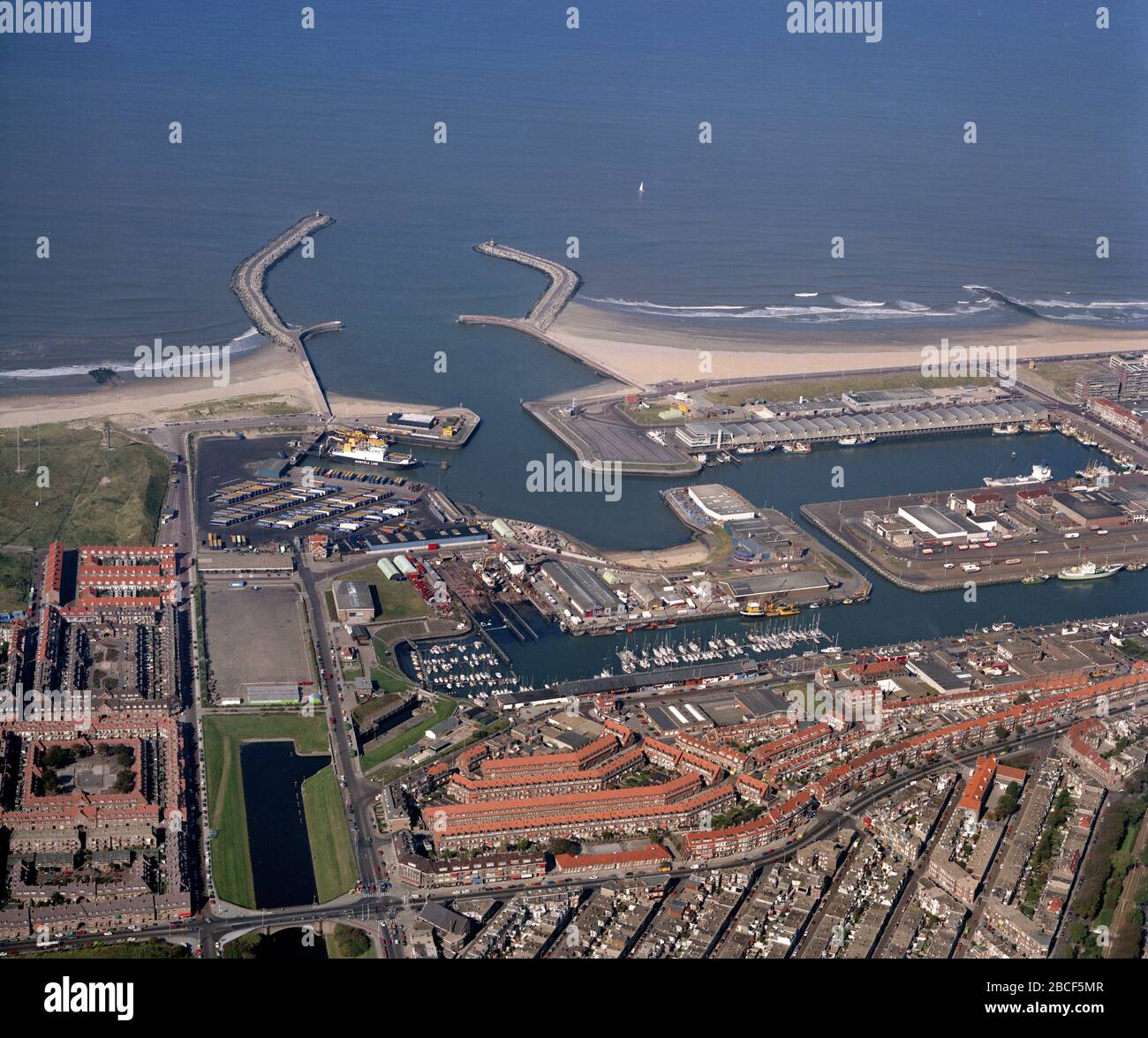 Den haag, Scheveningen, Holland, 04. Oktober 1986: Historisches Luftbild des ersten Scheveninger Hafengeländes, ein- und Ausfahrt zur Nordsee Stockfoto