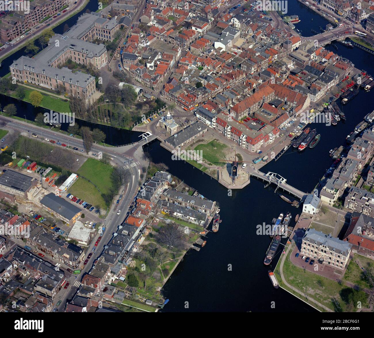 Leiden, Holland, 22. April 1987: Historisches Luftbild von Galgewater, Rembrant Mill, Morspoort und Nationalmuseum für Altertümer in Leiden, Hol Stockfoto