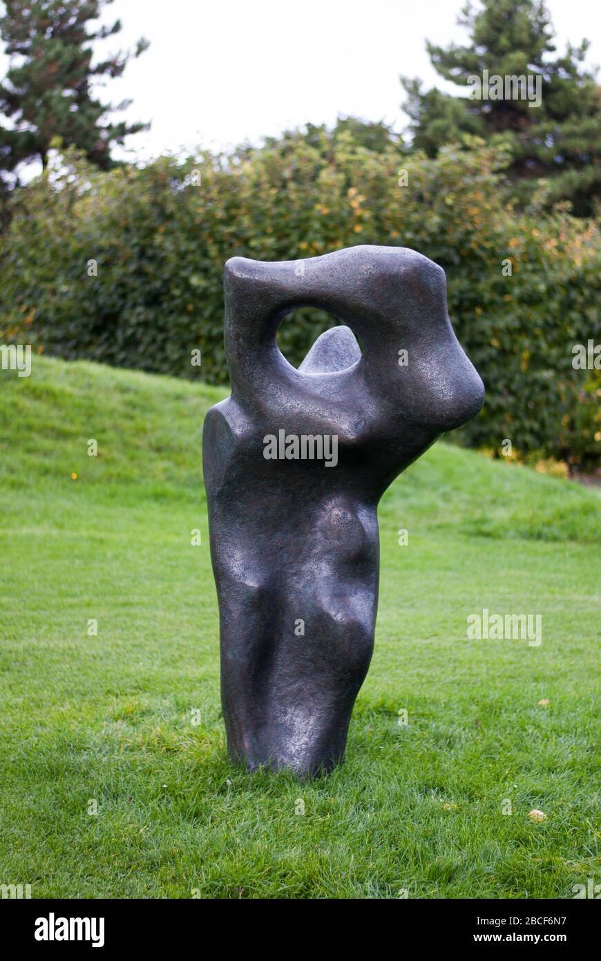 Dancing Stones von Lilly Henry Bronze Resin Sculpt in Kew Royal Botanic Gardens Kew Gardens, Richmond, London, TW9 3AE Stockfoto