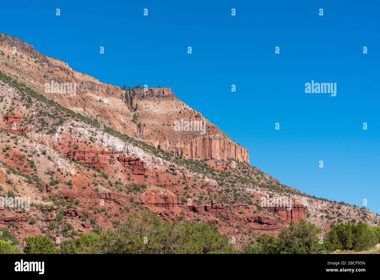 Flache Landschaft von bunten Steinhügel in Jemez Springs, New Mexico Stockfoto