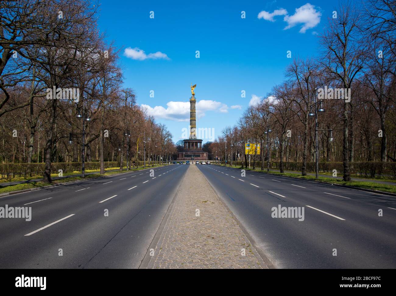 Straße des 17. Juni Boulevard im Zentrum Berlins verlor im COVID-Lockdown, Frühjahr 2020 Stockfoto