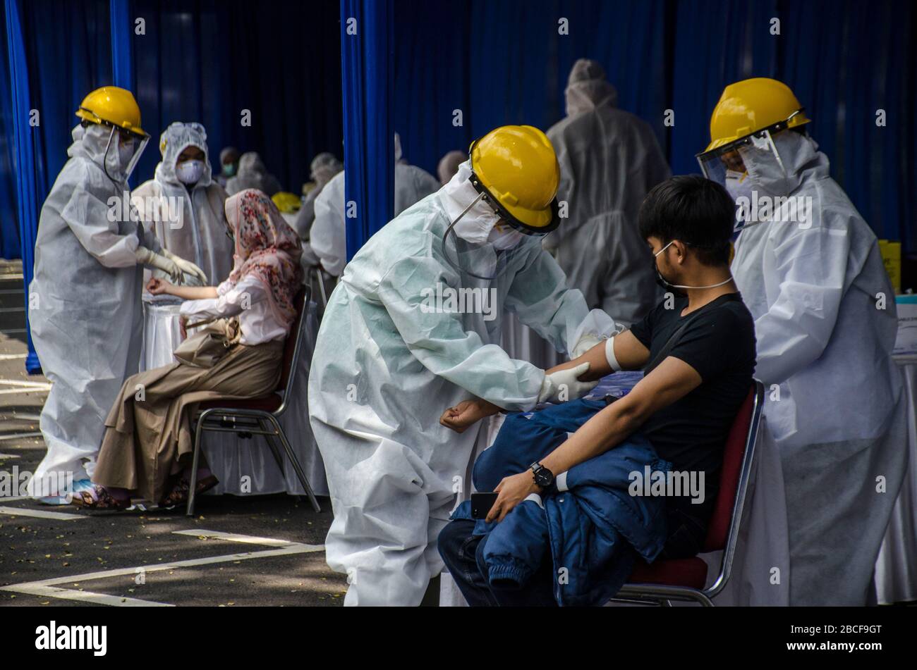 (200404) -- WESTJAVA, 4. April 2020 (Xinhua) -- Menschen nehmen am Schnelltest COVID-19 in Westjava, Indonesien, 4. April 2020 Teil. Die indonesische Regierung sagte am Samstag, dass die Anzahl der bestätigten Fälle von COVID-19 im Land auf 2.092 angestiegen sei, wobei die Zahl der Todesopfer auf 191 kletterte. (Foto von Septianjar/Xinhua) Stockfoto