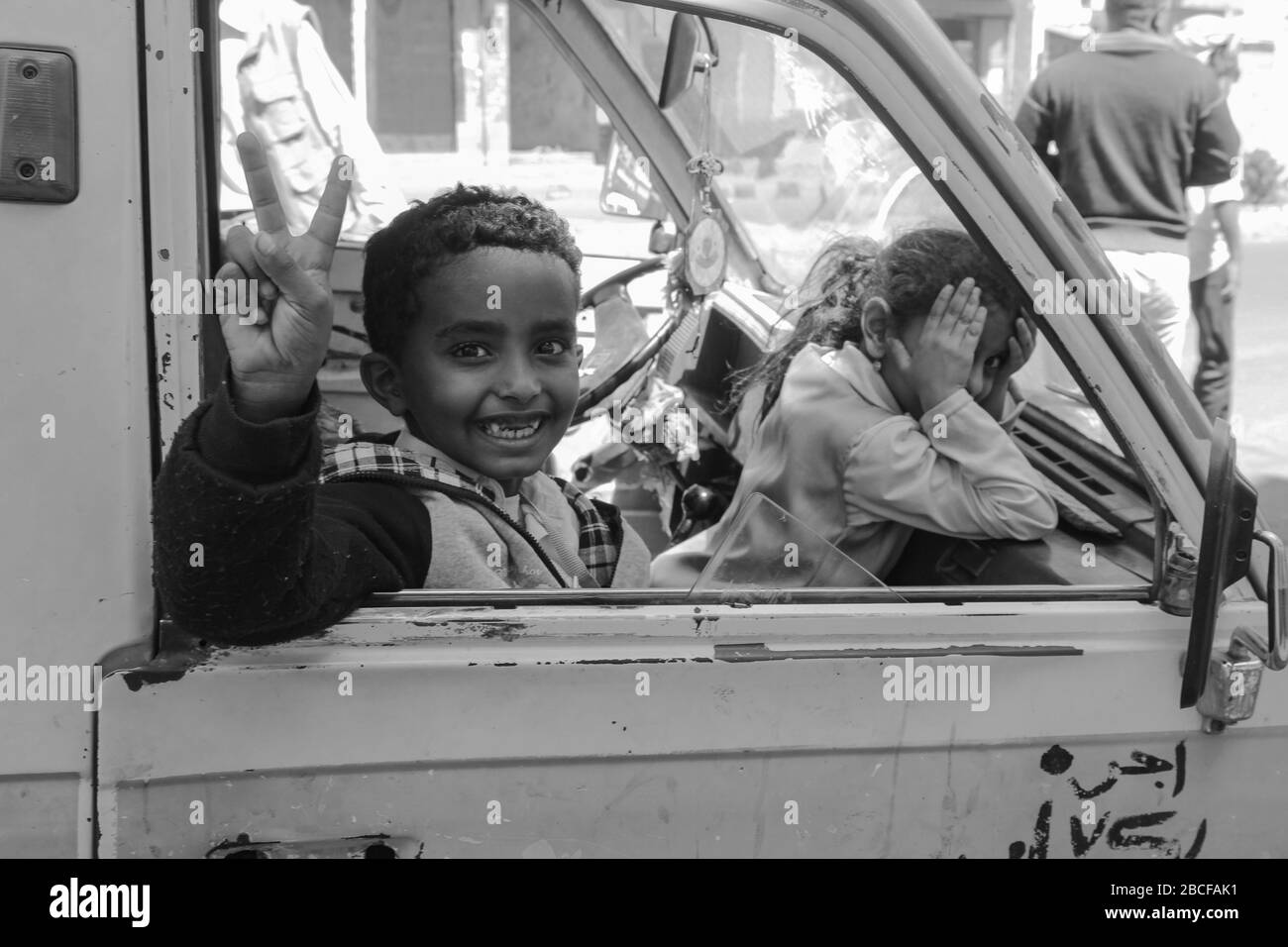 Taiz / Jemen - 28. Juli 2018 : EIN Lächeln eines jemenitischen Kindes aus der Stadt Taiz, belagert von der Huthi-Miliz Stockfoto