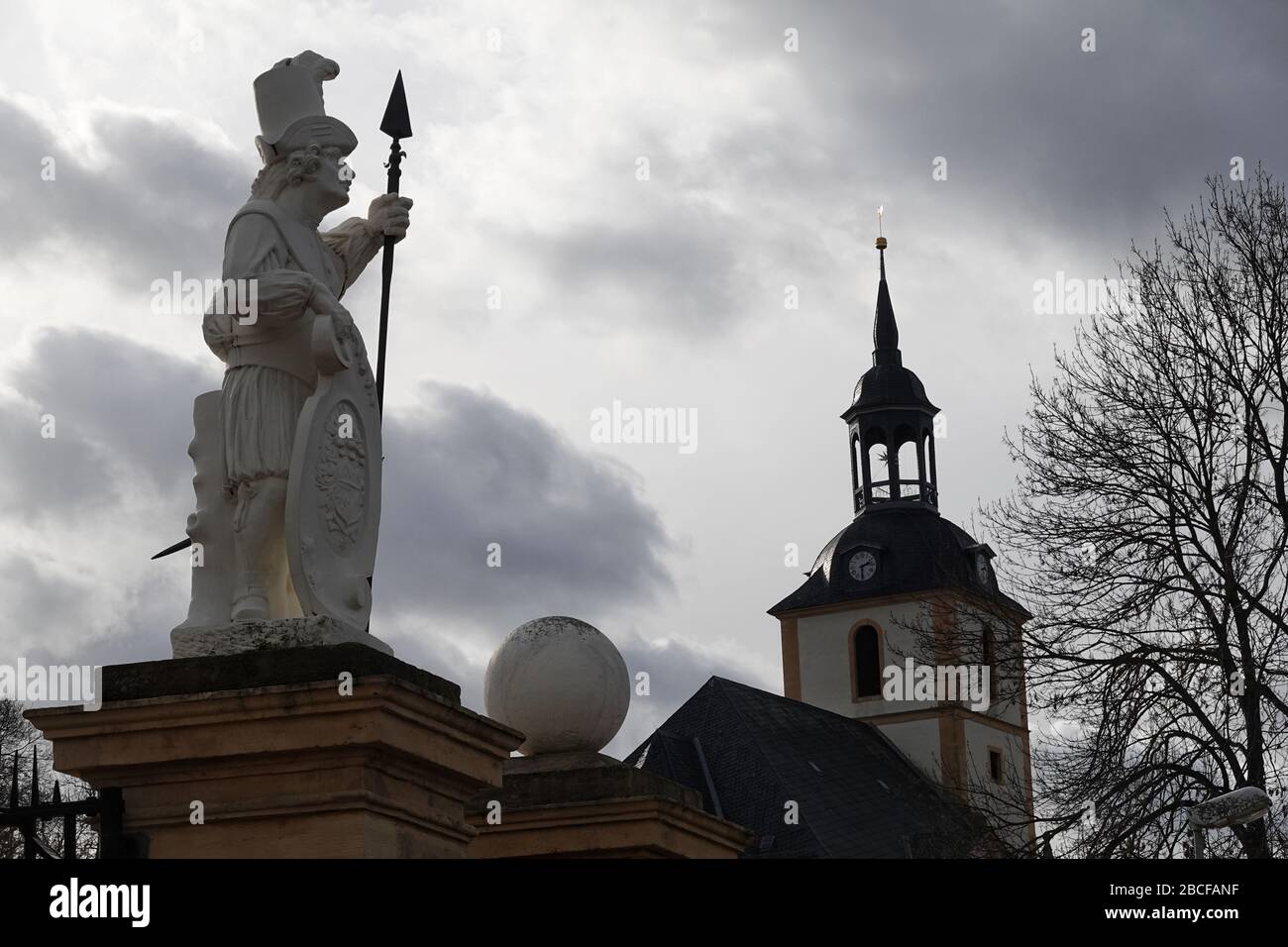 Molsdorf, Deutschland. Februar 2020. Der Eingang zum Schloss Molsdorf, mit einem der überlebensgroßen sogenannten Geldmänner am Tor, vor dem Hintergrund der St. Trinitatis-Kirche. Kredit: Soeren Stache / dpa-Zentralbild / ZB / dpa / Alamy Live News Stockfoto