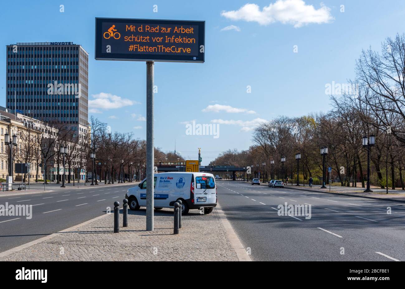 Schild, das den Leuten sagt, sie sollen mit dem Fahrrad zur Arbeit in der Straße des 17 fahren. Juni im Zentrum Berlins während der Corona-Pandemieabriegelung, April 2020 Stockfoto