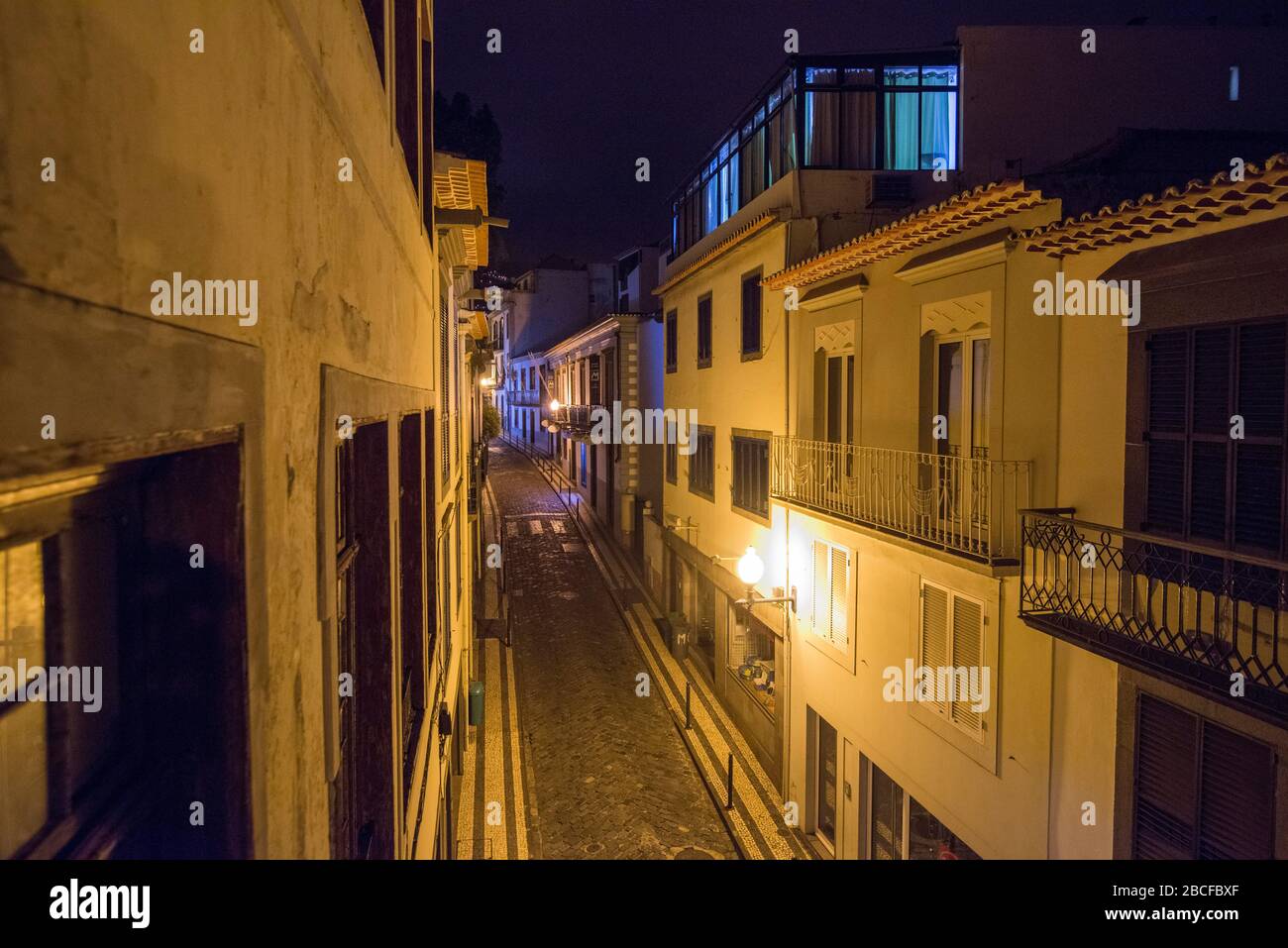 Eine Straße im Stadtzentrum von Funchal auf der Insel Madeira in Portugal. Portugal, Madeira, April 2018 Stockfoto