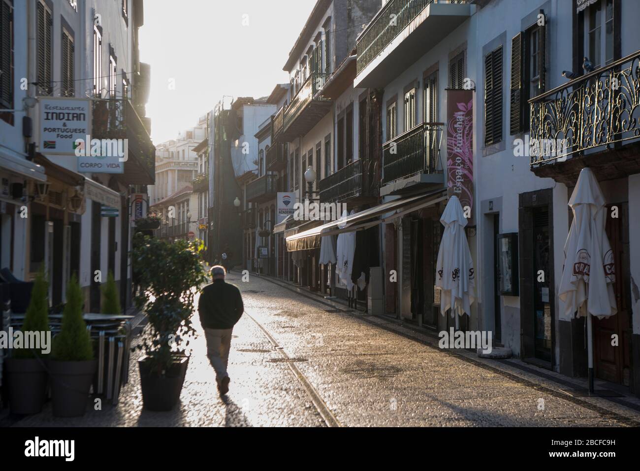 Eine Straße im Stadtzentrum von Funchal auf der Insel Madeira in Portugal. Portugal, Madeira, April 2018 Stockfoto