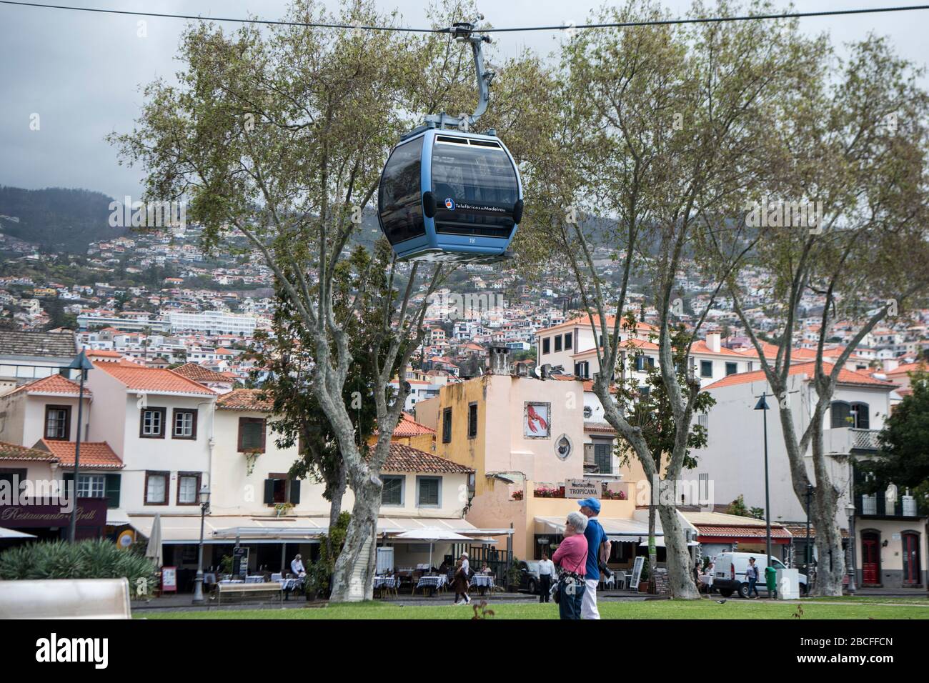 Die Seilbahn und Teleferico do funchal im Stadtzentrum von Funchal nachts auf der Insel Madeira in Portugal. Portugal, Madeira, April 2018 Stockfoto