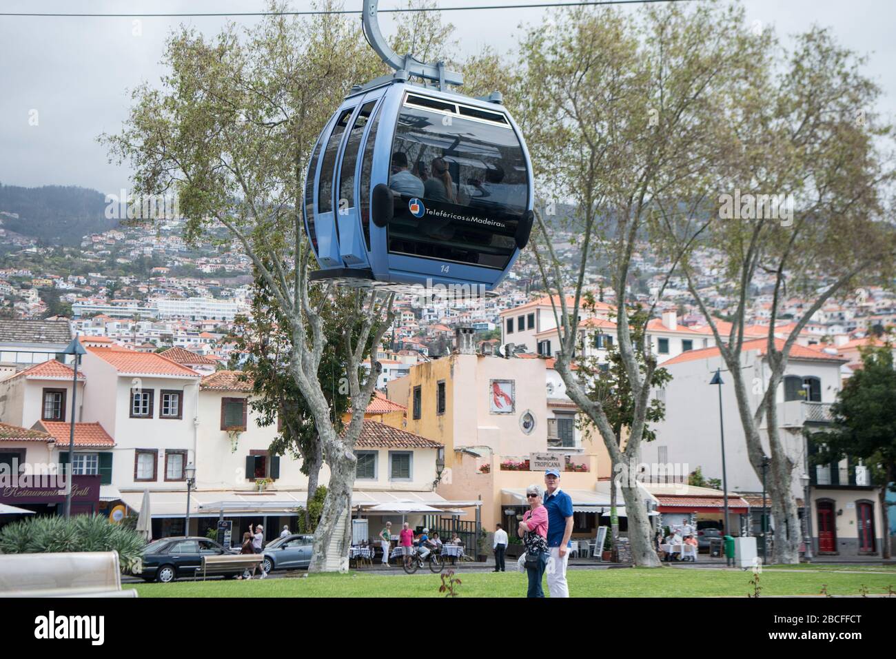 Die Seilbahn und Teleferico do funchal im Stadtzentrum von Funchal nachts auf der Insel Madeira in Portugal. Portugal, Madeira, April 2018 Stockfoto