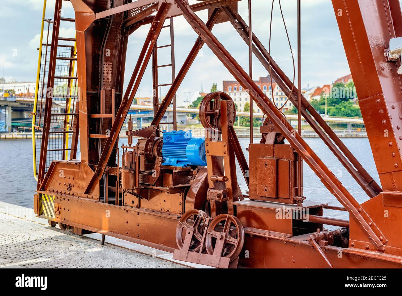 Nahaufnahme des Motors oder Mechanismus der renovierten alten Dockkräne, Dzwigozaury, am Altstadt-Kai und an der Promenade in Szczecin, Polen Stockfoto