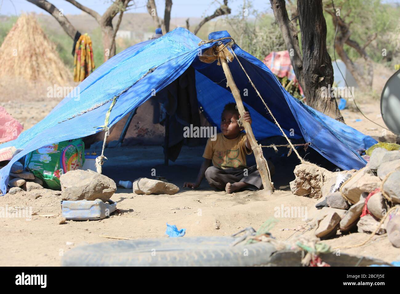 Taiz / Jemen - 09 Feb 2017 : EIN Mädchen lebt mit ihrer Familie im Freien in einem Flüchtlingslager im Jemen. Stockfoto