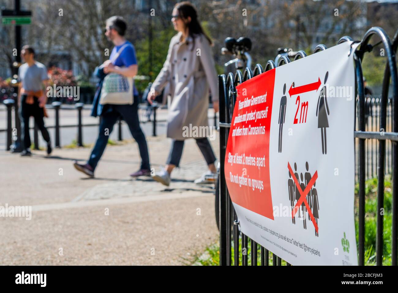 London, Großbritannien. April 2020. Ein Schild gibt Anweisungen zur sozialen Distanzierung, wird aber oft ignoriert, auch weil es zu viele Menschen sind - EIN sonniger Tag und die Menschen sind in vernünftiger Zahl, in ganz London, um ihre tägliche Bewegung zu bekommen. Der "Lockdown" setzt sich für den Coronavirus (Covid 19)-Ausbruch in London fort. Credit: Guy Bell/Alamy Live News Stockfoto