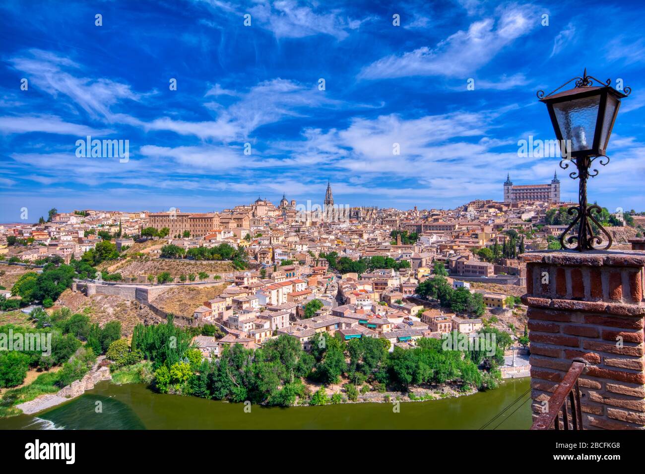 Blick auf die historische Stadt Toledo mit dem Fluss Tejo, Spanien. UNESCO-Weltkulturerbe. Stockfoto