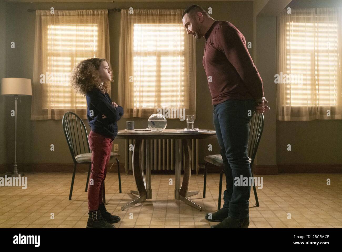 DAVE BAUTISTA und CHLOE COLEMAN in MEINEM SPION (2020) unter der Regie VON PETER SEGAL. Kredit: STX Entertainment. Distribuida por Film & TV House / GEM Ent / Album Stockfoto