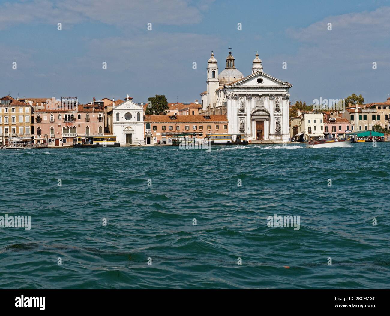 Giudecca-Kanal, Zattere Fondamenta und Gesuati-Kirche im Hintergrund, Venedig, Venetien, Italien, Europa Stockfoto