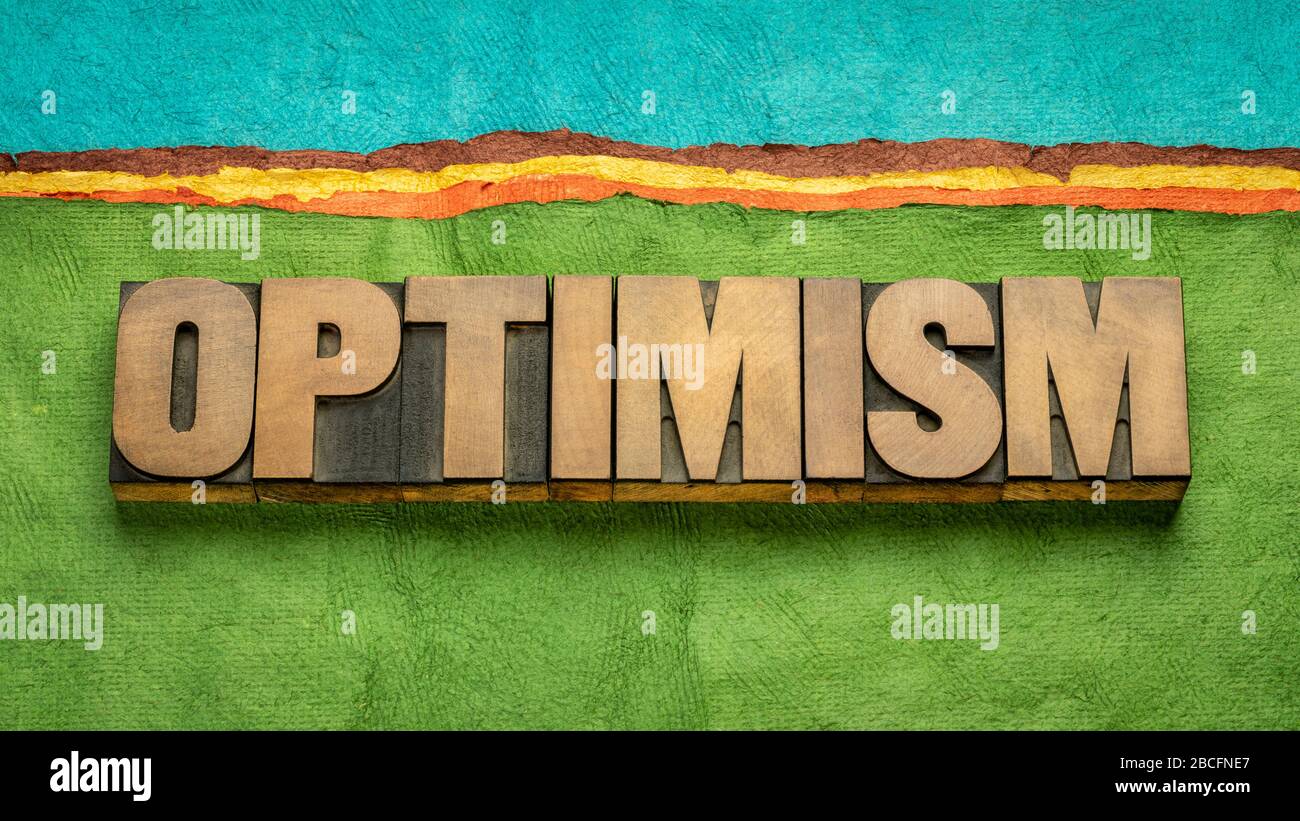 Optimismus Wort abstrakt im Briefpressholz gegen abstrakte Papierlandschaft, Hoffnung und Positivitätskonzept Stockfoto