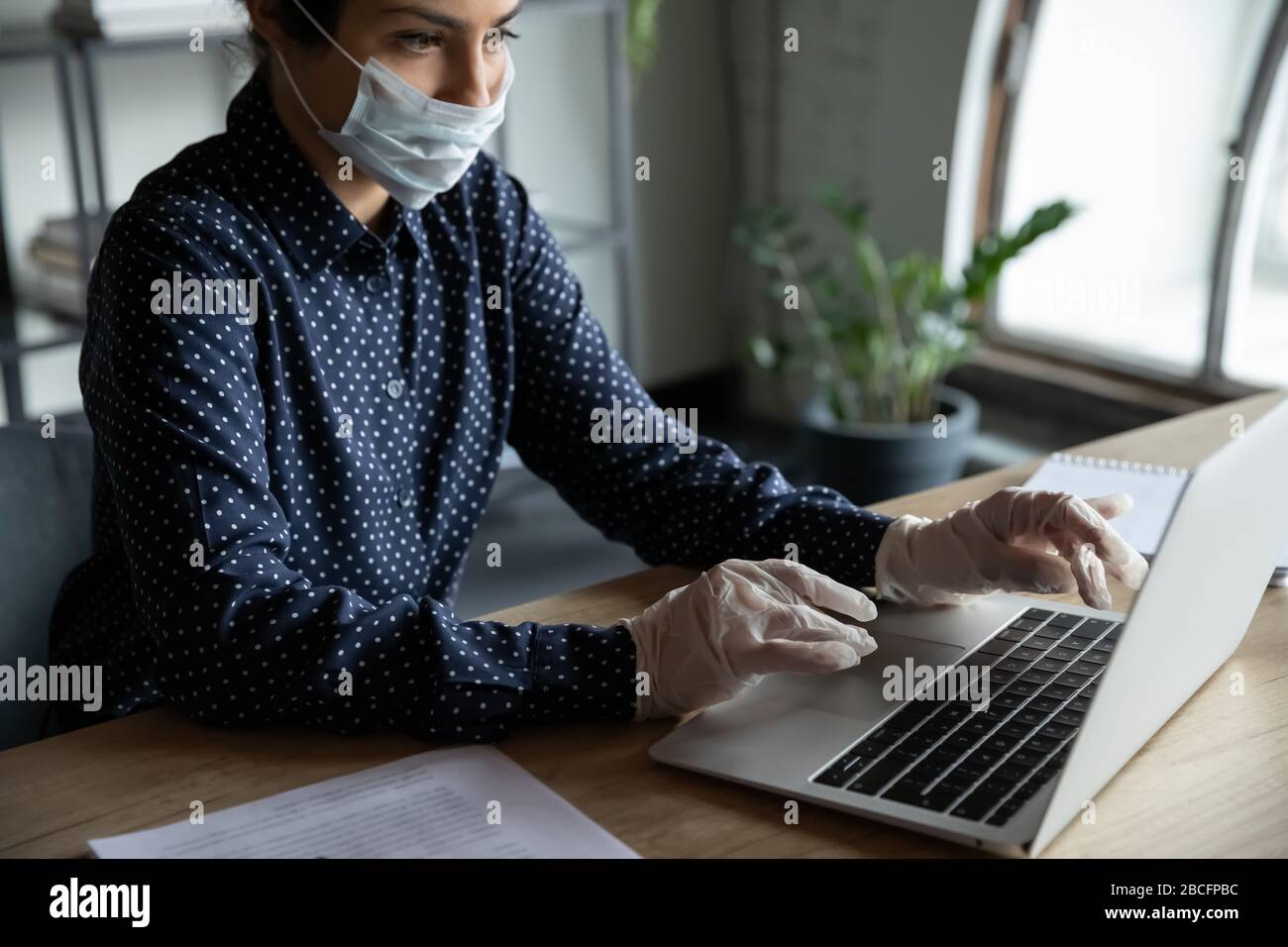 Geschäftsfrau der indischen Ethnie, die sich an die Sicherheitsvorschriften hält 19 Quarantänemaßnahmen. Stockfoto