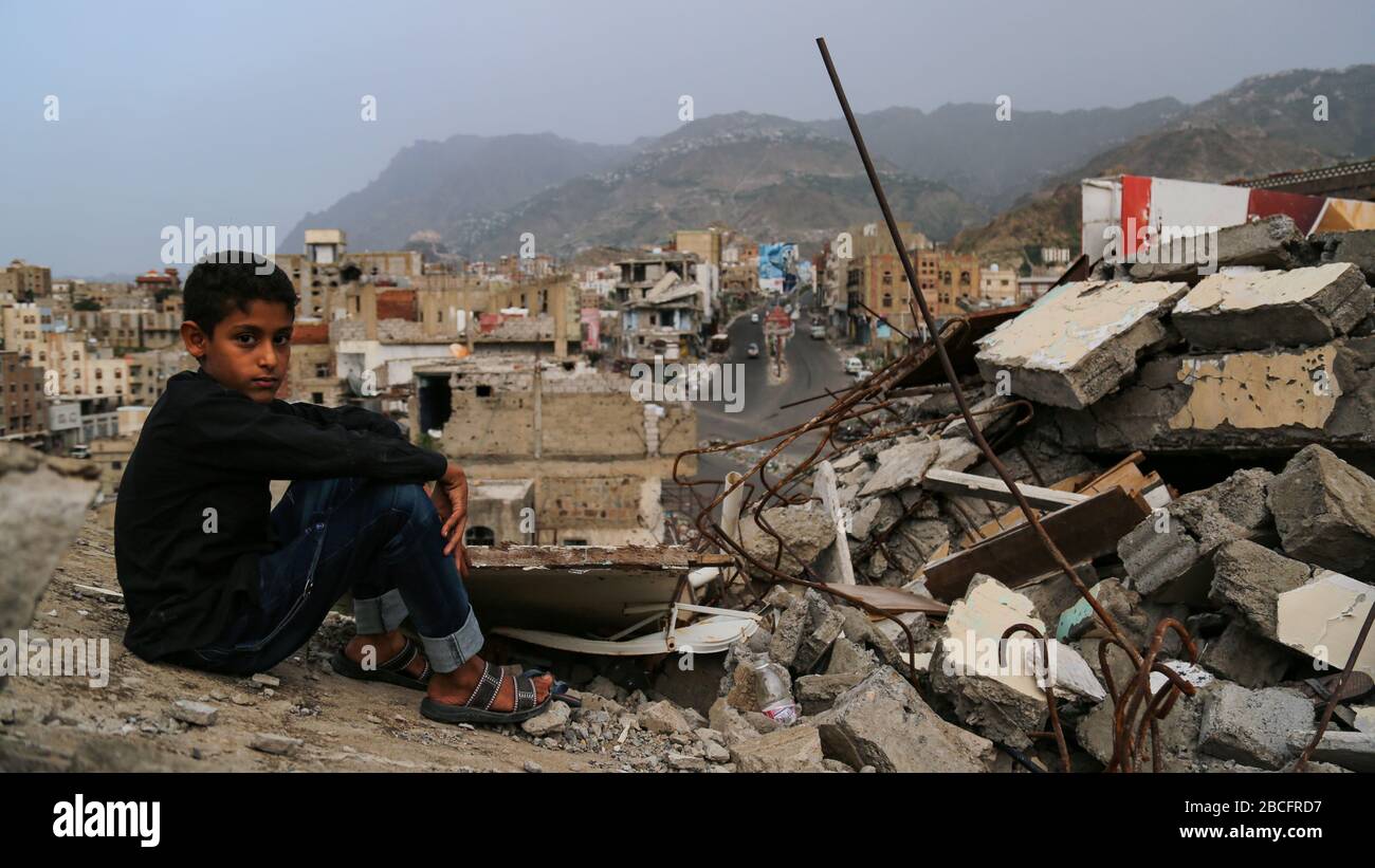 Taiz / Jemen - 17. Juni 2020 : Kinder holen Wasser aufgrund der Wasserkrise und der schwierigen Lebensbedingungen der Bewohner des Taiz Cit Stockfoto