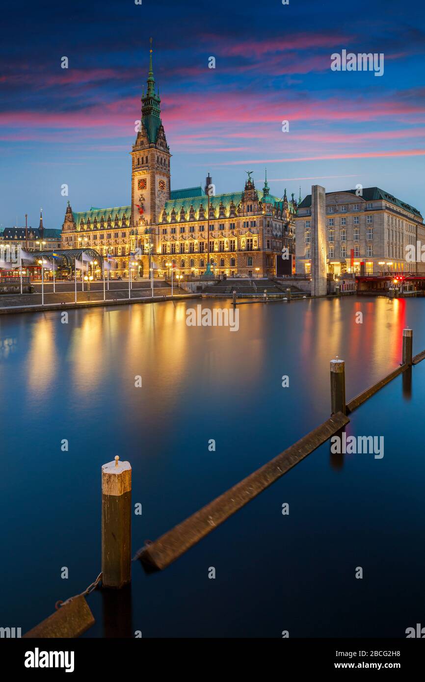 Hamburg, Deutschland. Stadtbild das Bild der Hamburger Innenstadt mit Rathaus während des Sonnenuntergangs. Stockfoto