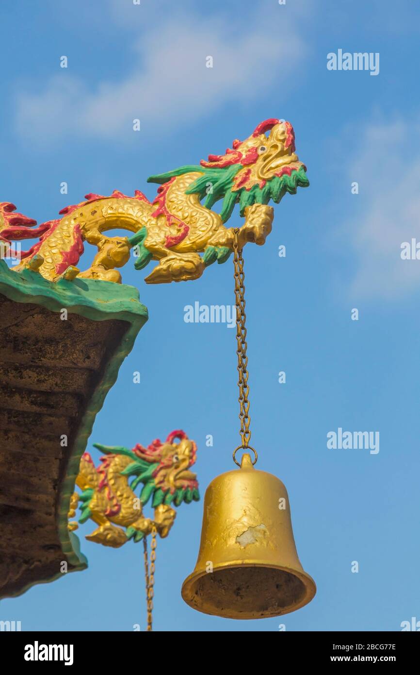 Hongkong, China. Drachen und Glocken im Zehntausend Buddhas Kloster in Pai Tau Tsuen, Sha Tin in den New Territories. Stockfoto