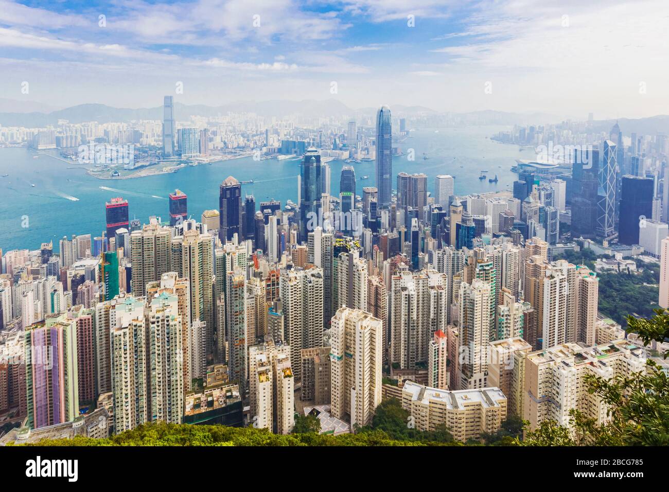 Hongkong, China. Gesamtansicht von Hongkong, Victoria Harbour und Kowloon vom Victoria Peak. Stockfoto
