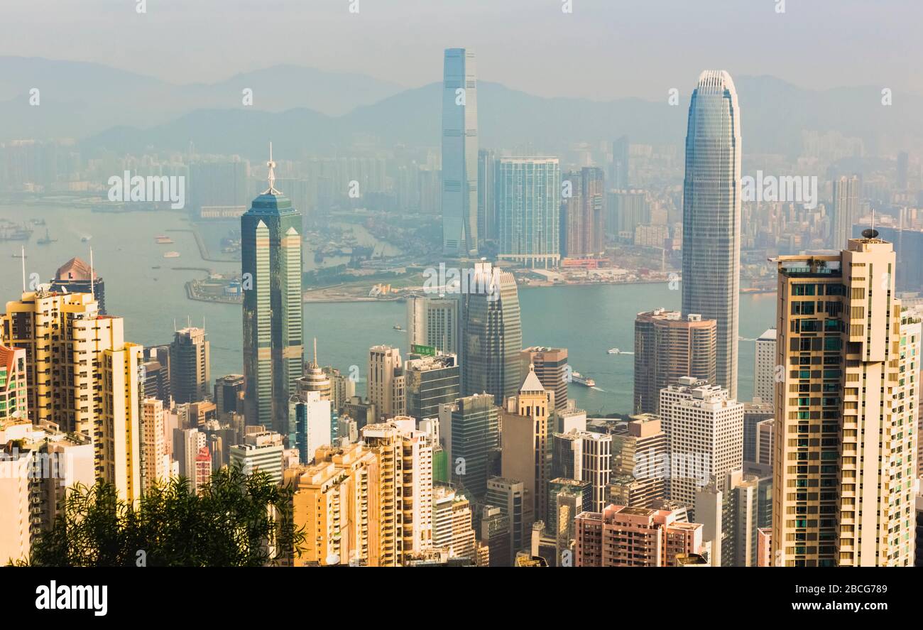 Hongkong, China. Gesamtansicht von Hongkong, Victoria Harbour und Kowloon vom Victoria Peak. Stockfoto