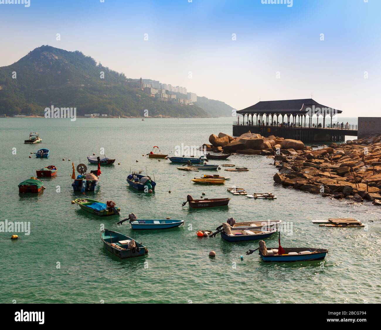 Stanley, Hongkong, China. Boote ankerten im Hafen. Stockfoto
