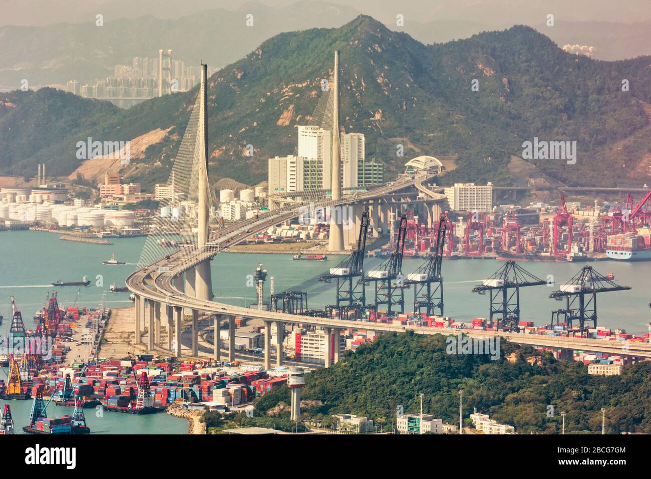 Hongkong, China. Stonecutters Bridge, die Stonecutters Island und die Insel Tsing Yi verbindet und den Rambler Channel überquert. Mit einer Gesamtlänge von 1 Stockfoto
