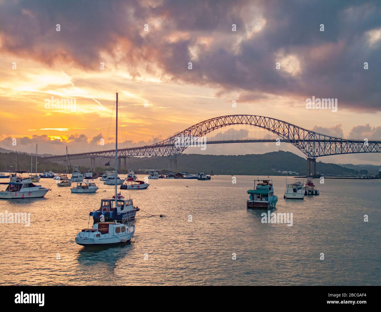 Yachten, die unter der Brücke der Amerikas in Balboa ankern Am Ausgang des Panamakanals Panama Stockfoto