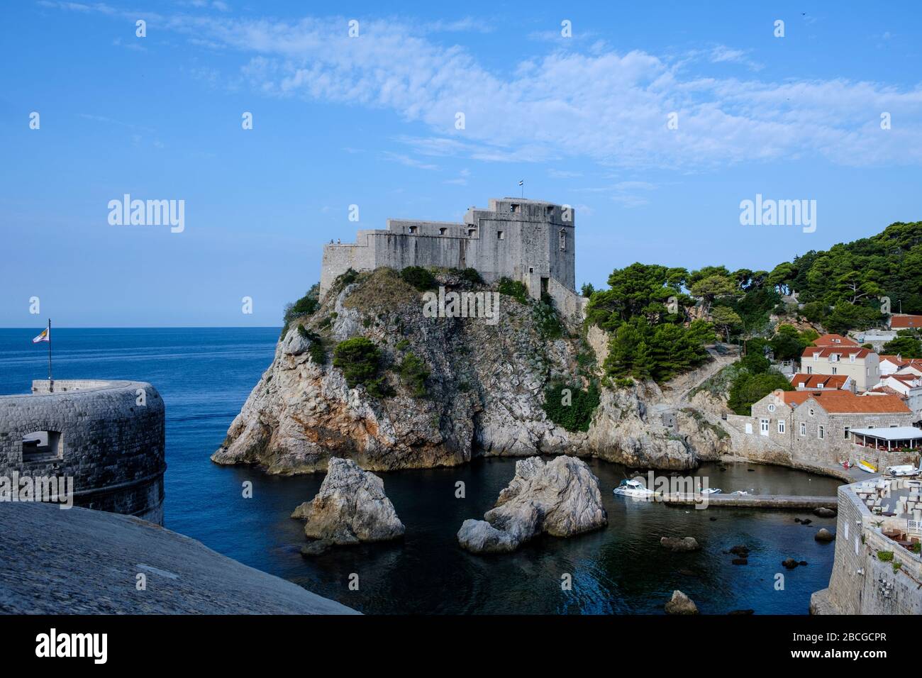 Blick von der Altstadt von Dubrovnik auf Fort. Die Gegend ist besser bekannt als King’s Landing ein Filmset aus der Game of Thrones TV-Serie Stockfoto