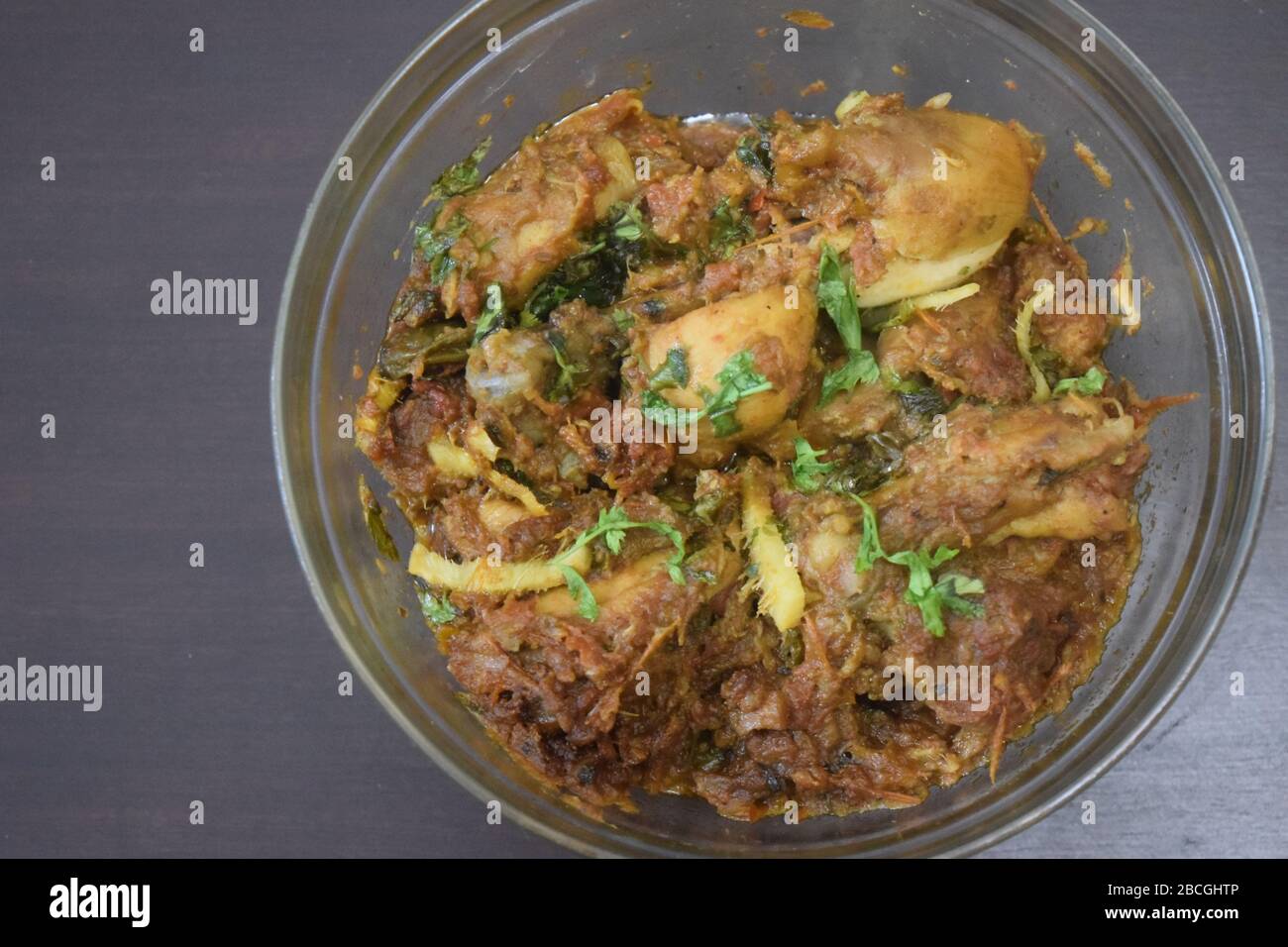 Hausgemachte Hühnchen Karahi mit Olivenöl und Platz, um Text hinzuzufügen Stockfoto