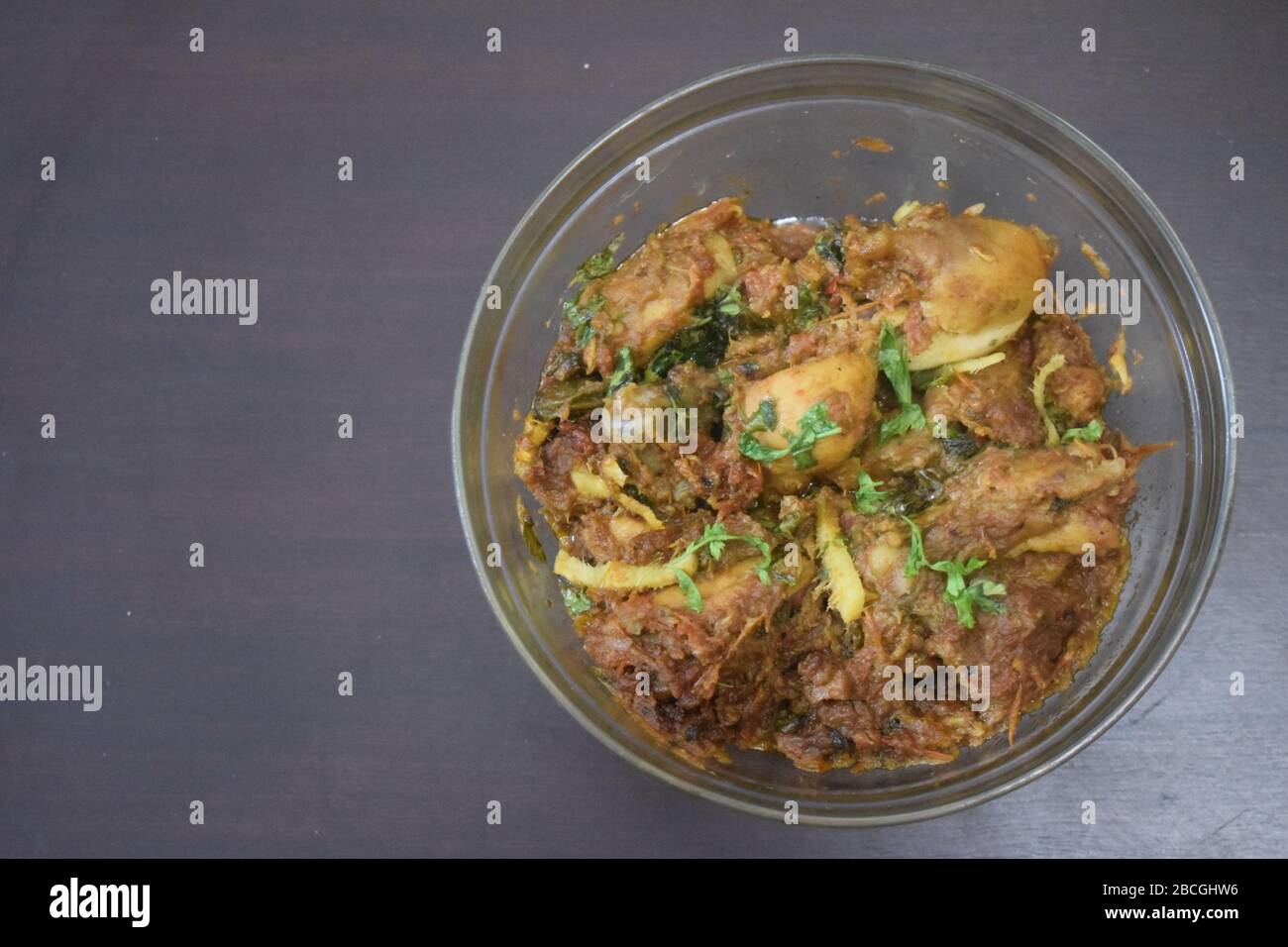 Hausgemachte Hühnchen Karahi mit Olivenöl und Platz, um Text hinzuzufügen Stockfoto