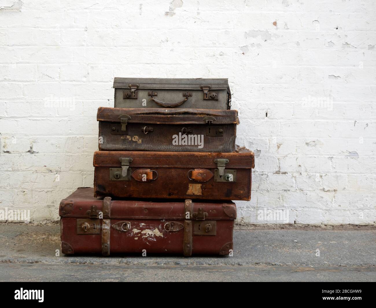 Nahaufnahme von alten Koffern gegen weiße Wand. Konzept des Reisens. Stockfoto