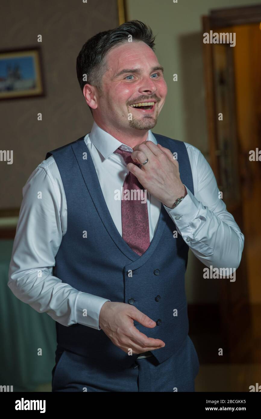 Fröhlicher, schöner Bräutigam, der an der Rezeption Spaß macht. Bräutigam mit Spaß beim Tanzen an der Hochzeitsfeier. Die Männer tanzen auf der Hochzeit. Baku Stockfoto
