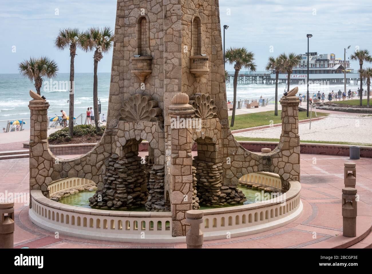 Coquina Rock Clock Tower am Daytona Beach im Hilton Daytona Beach Oceanfront Resort in der Nähe des Daytona Beach Main Street Pier. (USA) Stockfoto