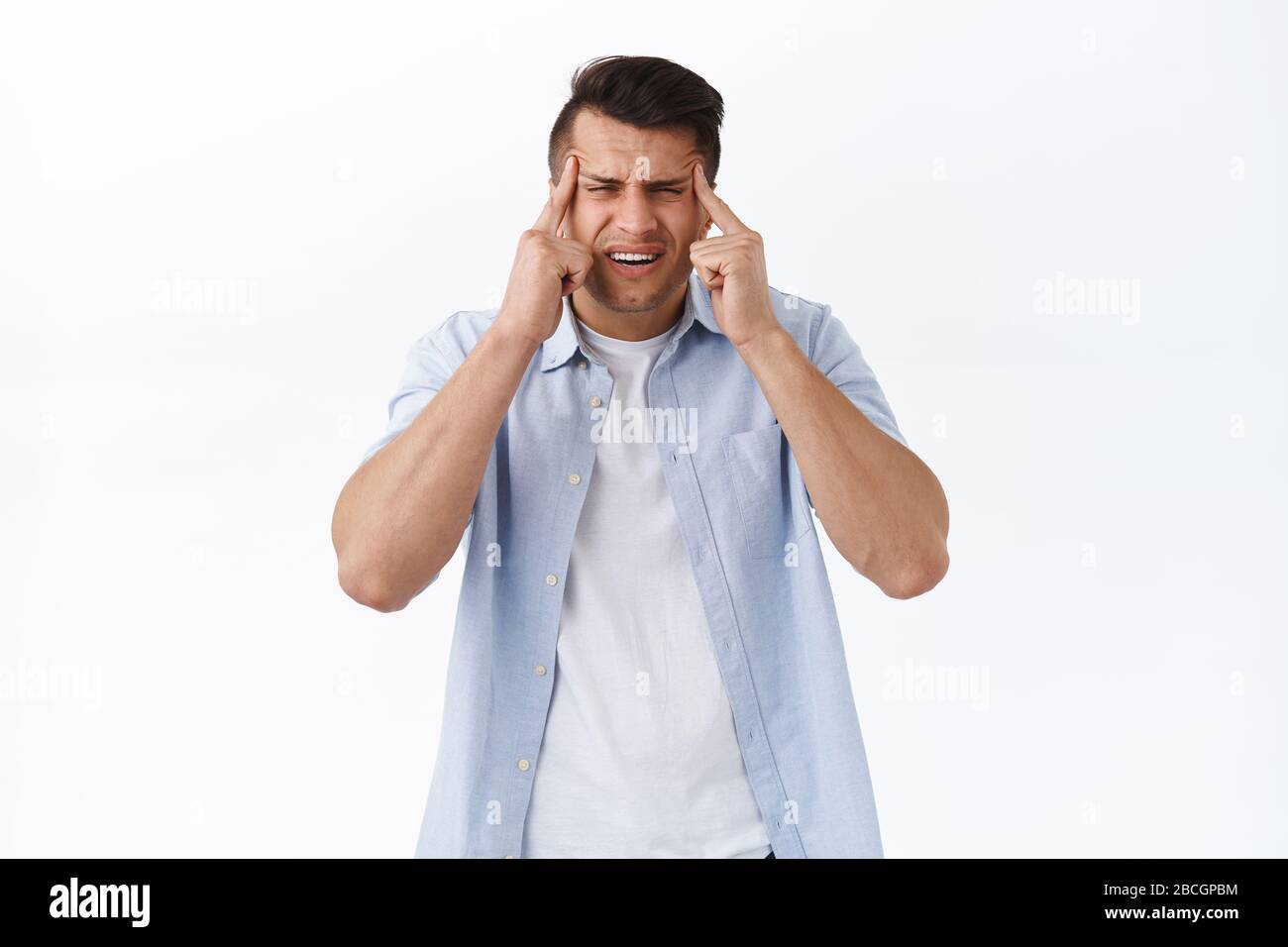 Konzept für Menschen und Emotionen im Gesundheitswesen. Portrait von gutaussehenden erwachsenen Männern, die quietschen und greifen, da sie ohne Brille Schild lesen können, haben schlechte Sicht Stockfoto