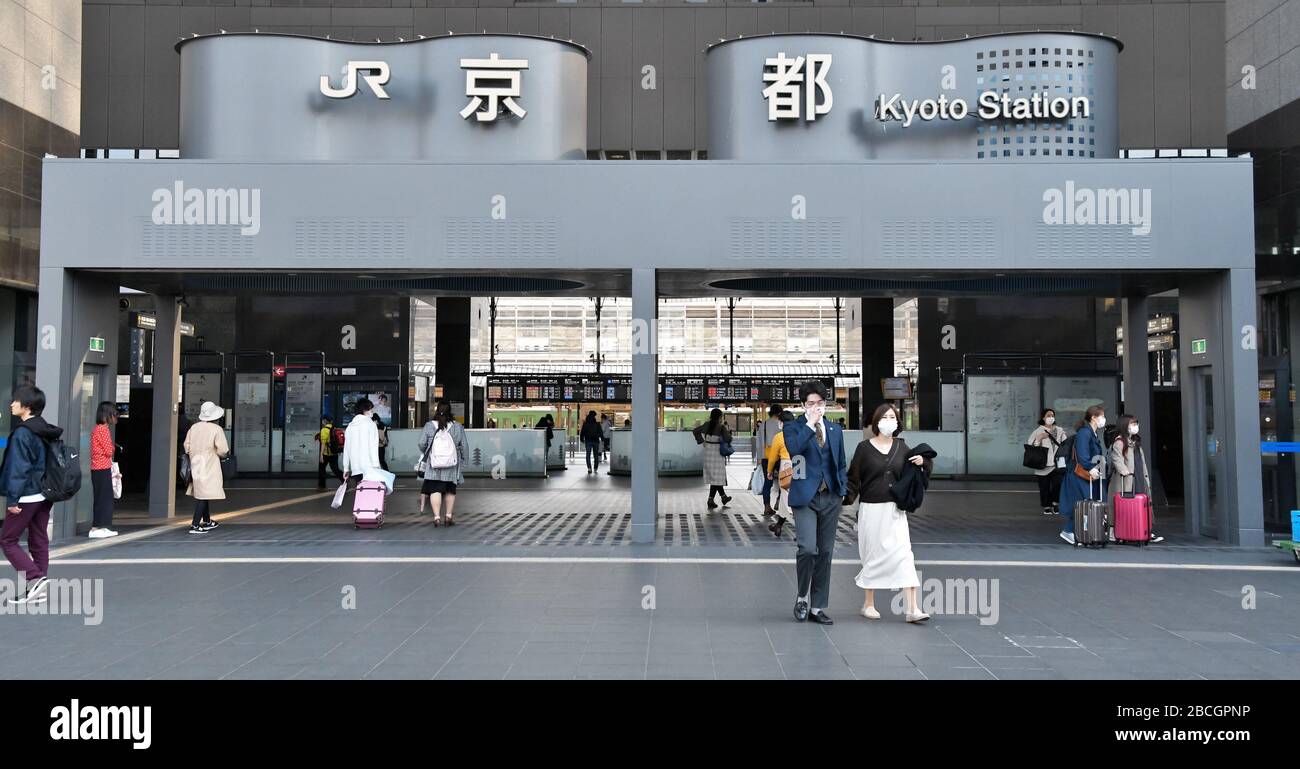 Kyoto, Japan. April 2020. Nur wenige Fußgänger passieren am Samstag, 4. April 2020 die Kyoto-Station in Kyoto, Japan. Foto von Keizo Mori/UPI Credit: UPI/Alamy Live News Stockfoto
