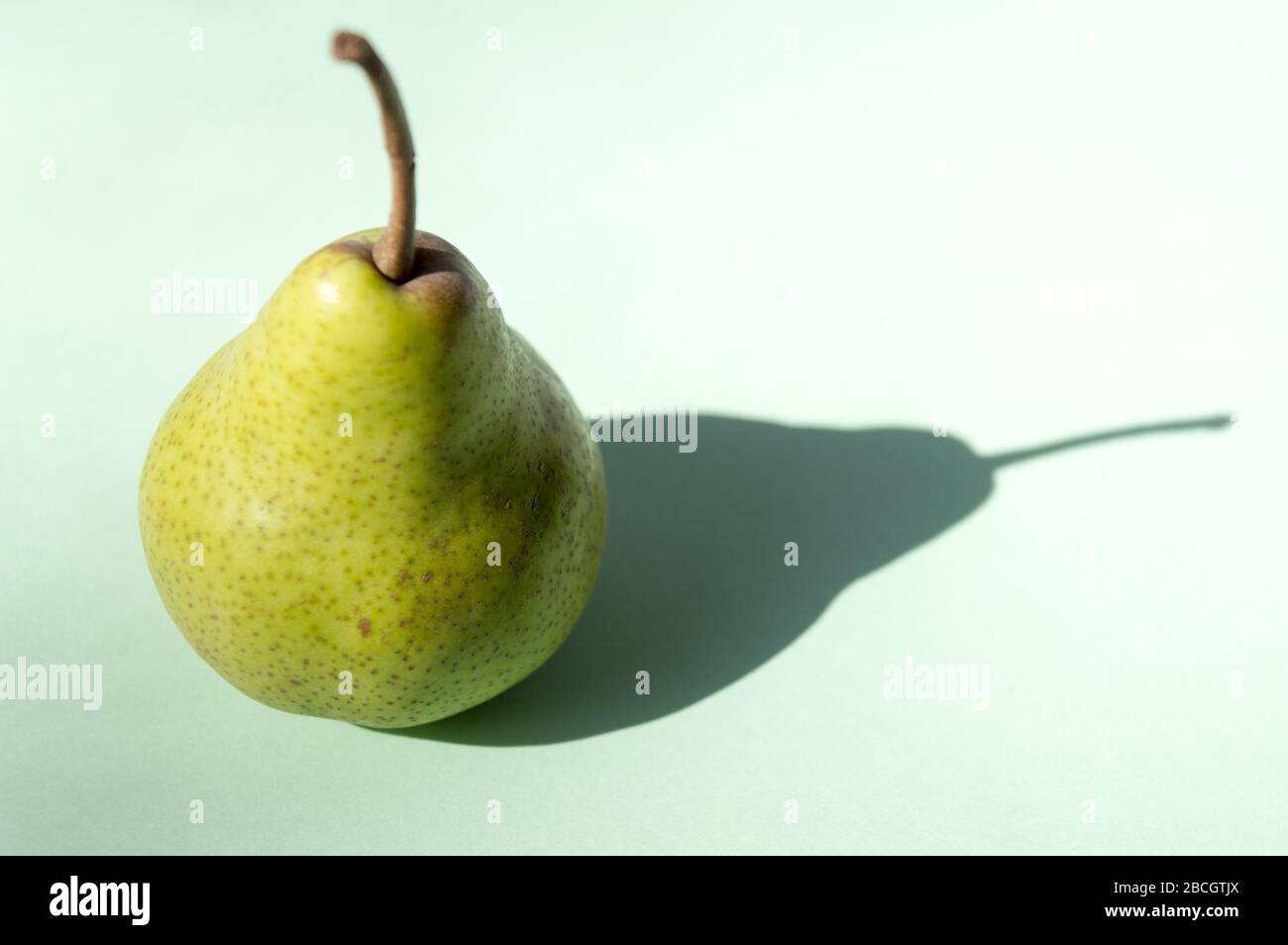 Birnfrucht mit Schatten Stockfoto