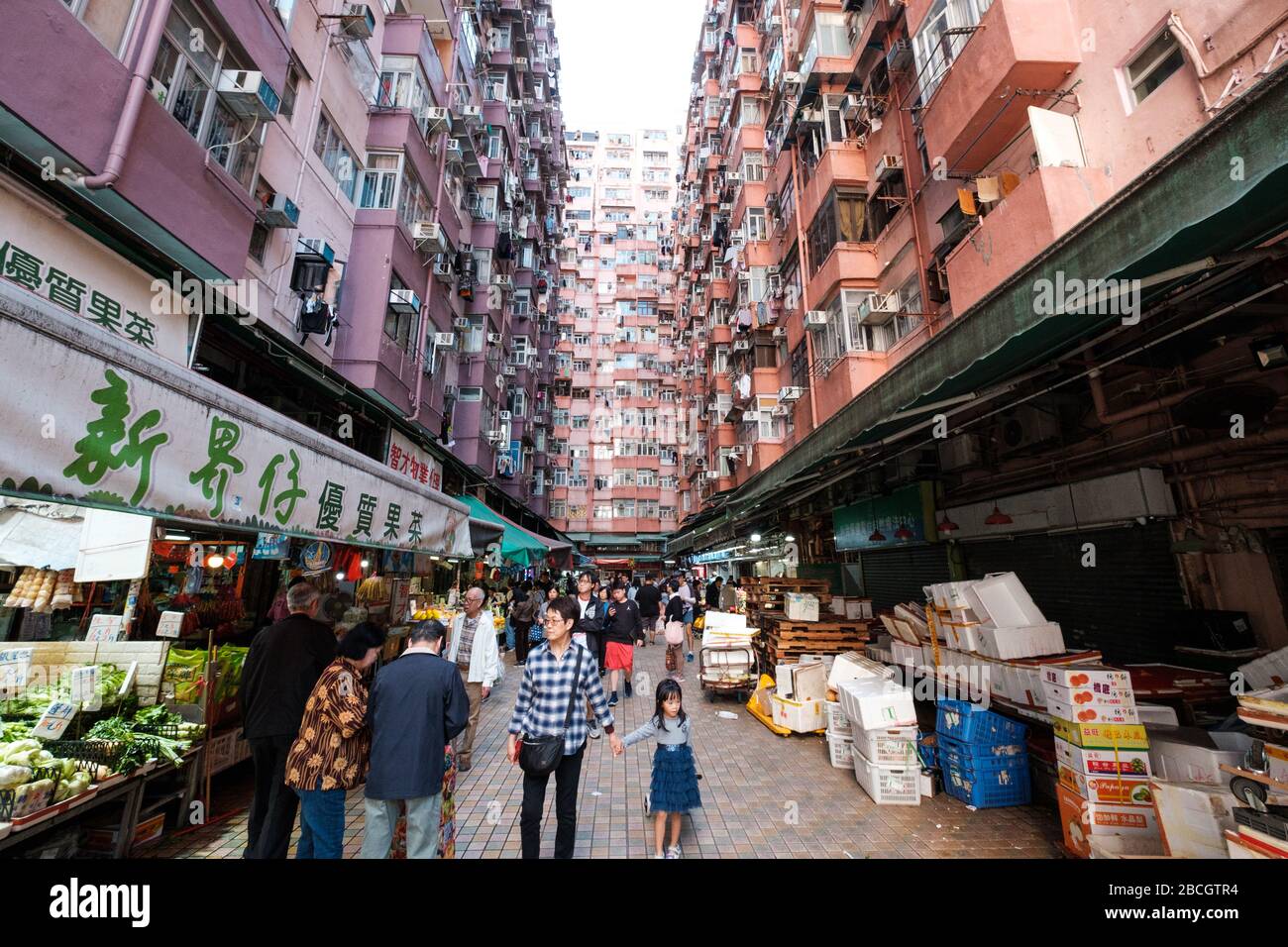 Hongkong, China - November 2019: Menschen auf dem Straßennahrungsmittelmarkt in Hongkong Stockfoto