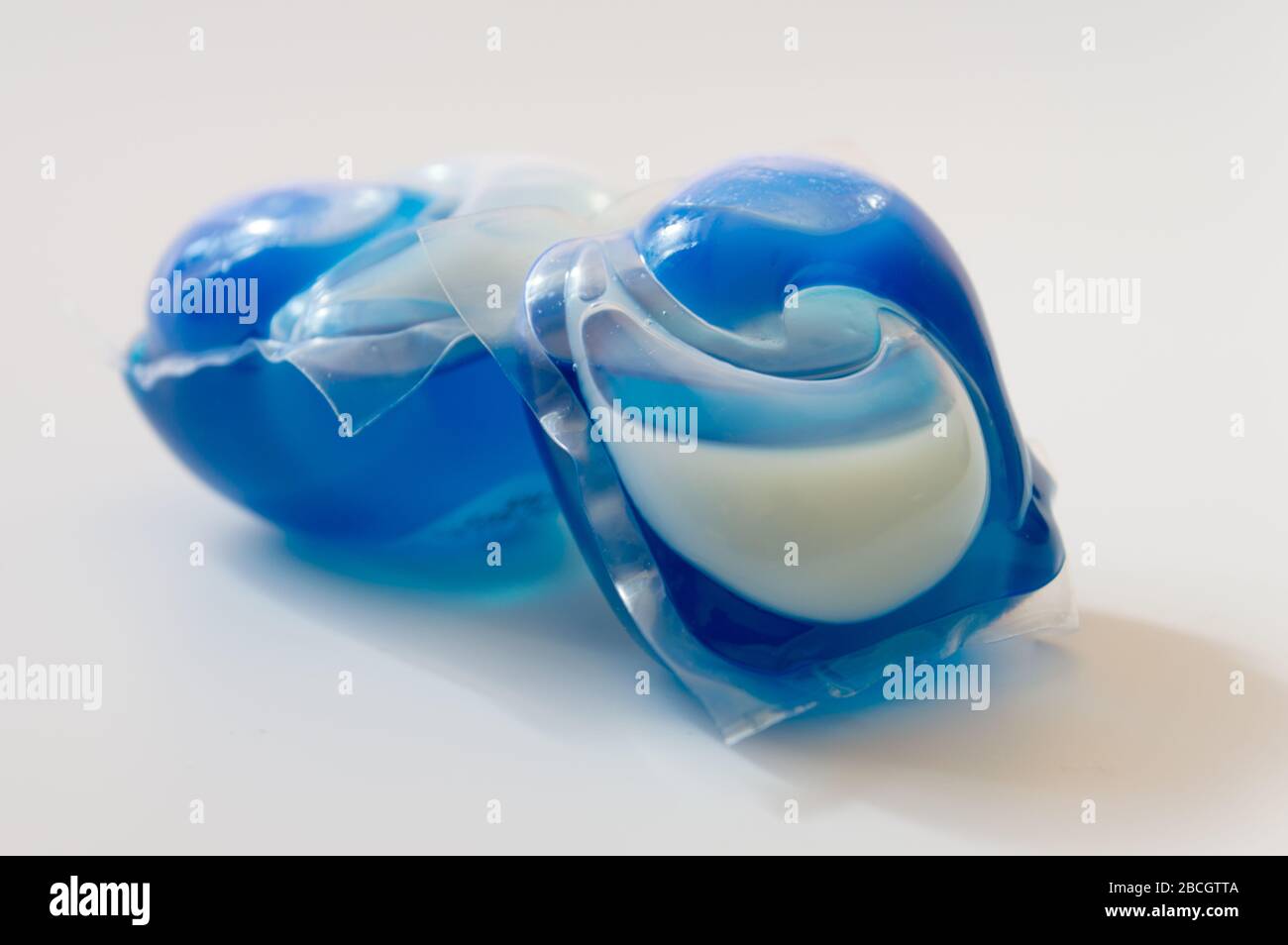 Waschmaschinengel in blau und weiß isoliert auf weißem Hintergrund Stockfoto