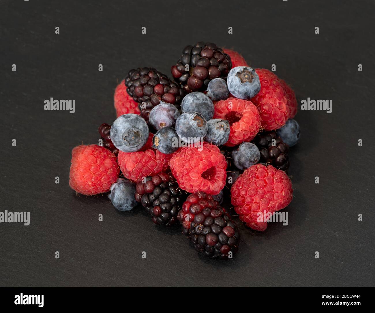 Beeren, antioxidationshemmende Früchte, auf schwarzem Hintergrund, von oben betrachtet, hochwinkelig, makro-Detail gesundes Esskonzept Stockfoto