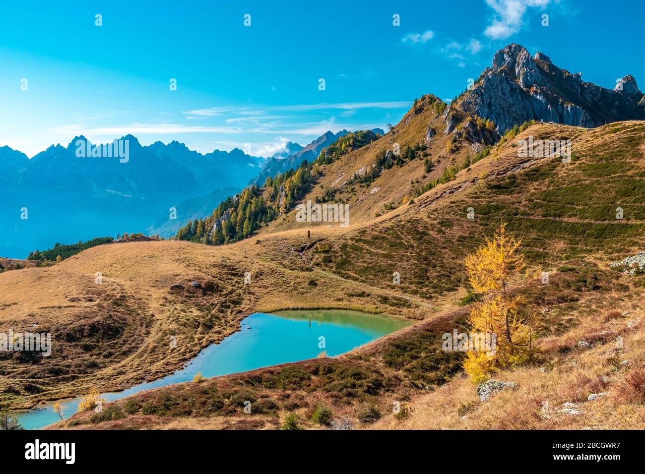 Ein sonniger Herbsttag in den Karnischen Alpen in Friuli Venezia-Giulia, Italien Stockfoto