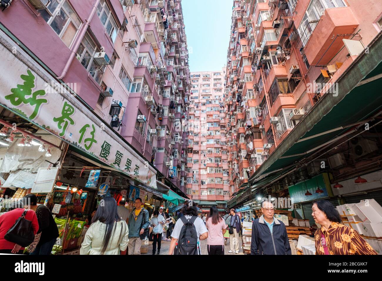 Hongkong, China - November 2019: Menschen auf dem Straßennahrungsmittelmarkt in Hongkong Stockfoto
