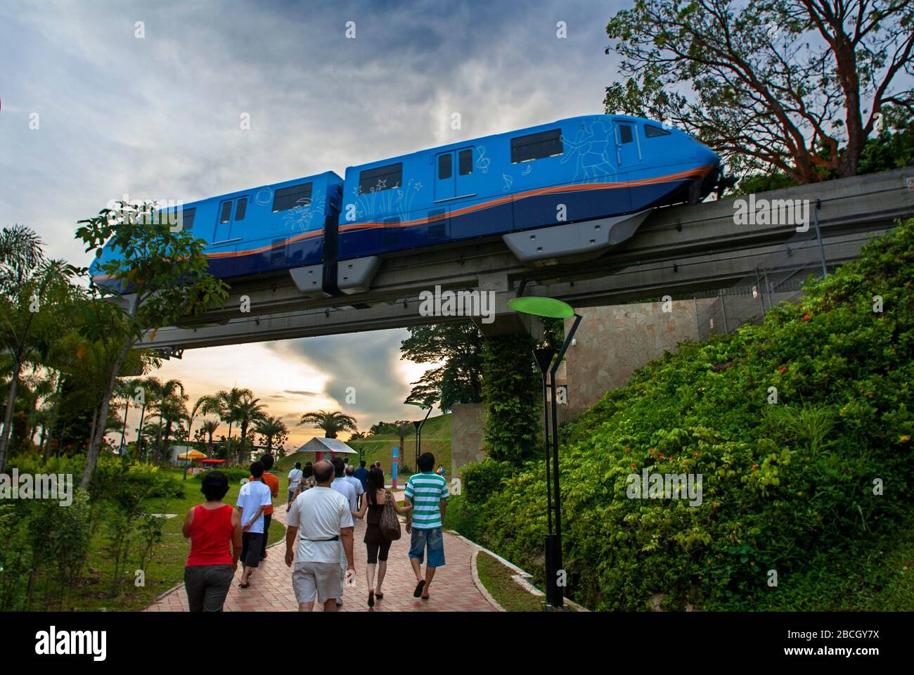 Die Einschienenbahn Sentosa Express verbindet die Insel Sentosa mit der Hafenfront auf dem Festland von Singapur. Zug am Bahnhof Imbiah. Stockfoto