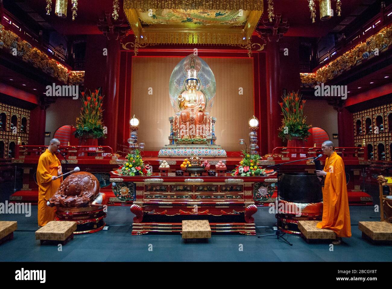 Zeremonie in der Ancenstral Hall Buddha Tooth Relic Temple Museum in Chinatown, Singapur, Südostasien, Asien Stockfoto