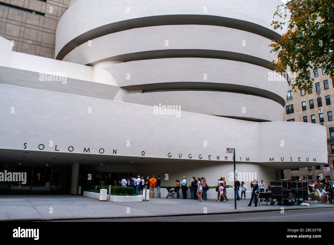 Fassade des Guggenheim Museums, New York City, USA. Das Solomon R. Guggenheim Museum, oft auch Guggenheim genannt, ist ein Kunstmuseum, das sich an einem befindet Stockfoto